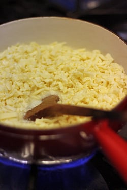 奶酪火锅里的碎奶酪