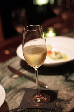 巴黎Ô-chateau葡萄酒酒吧里的年份香槟