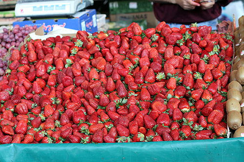 草莓在市场