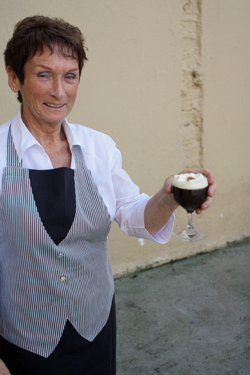爱尔兰女人喝着爱尔兰咖啡