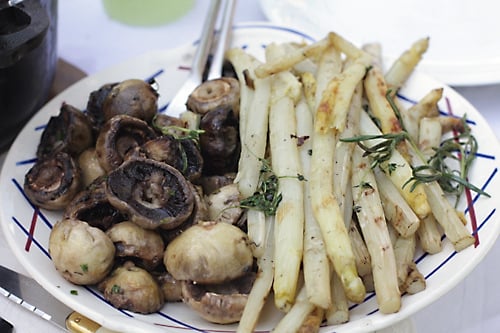 烤蘑菇和芦笋