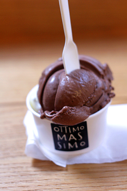 巧克力和酸奶意大利胶凝冰糕
