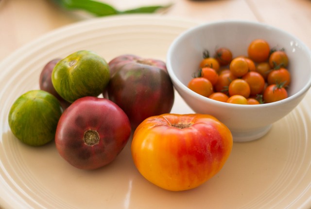 新鲜玉米，番茄，牛油果和罗勒沙拉