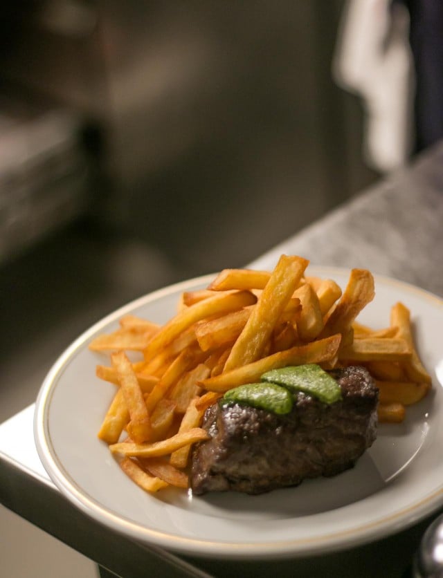 La Bourse和La Vie Paris Bistro的Steak Frites